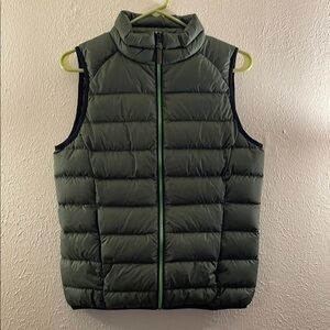 Women's Green Puffer Vest. this Goop EcoAlf vest is a women’s medium.